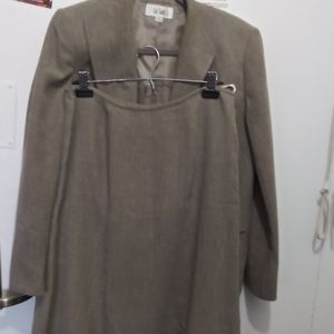 Women's two piece Le Suit skirt set.